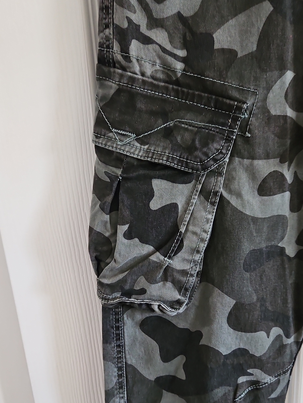 Men's Camo Cargo Pants - Green - Picture 3 of 11